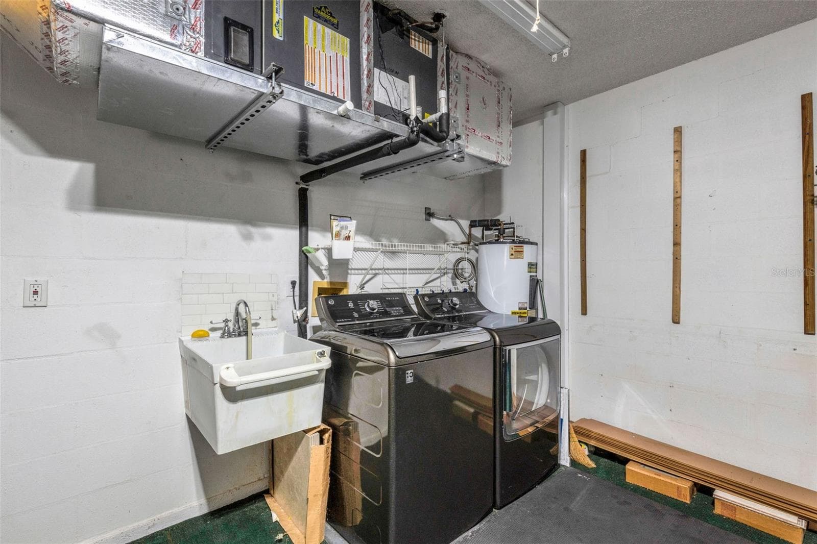 Garage with Washer/Dryer - 4430 FERN DR, BRADENTON