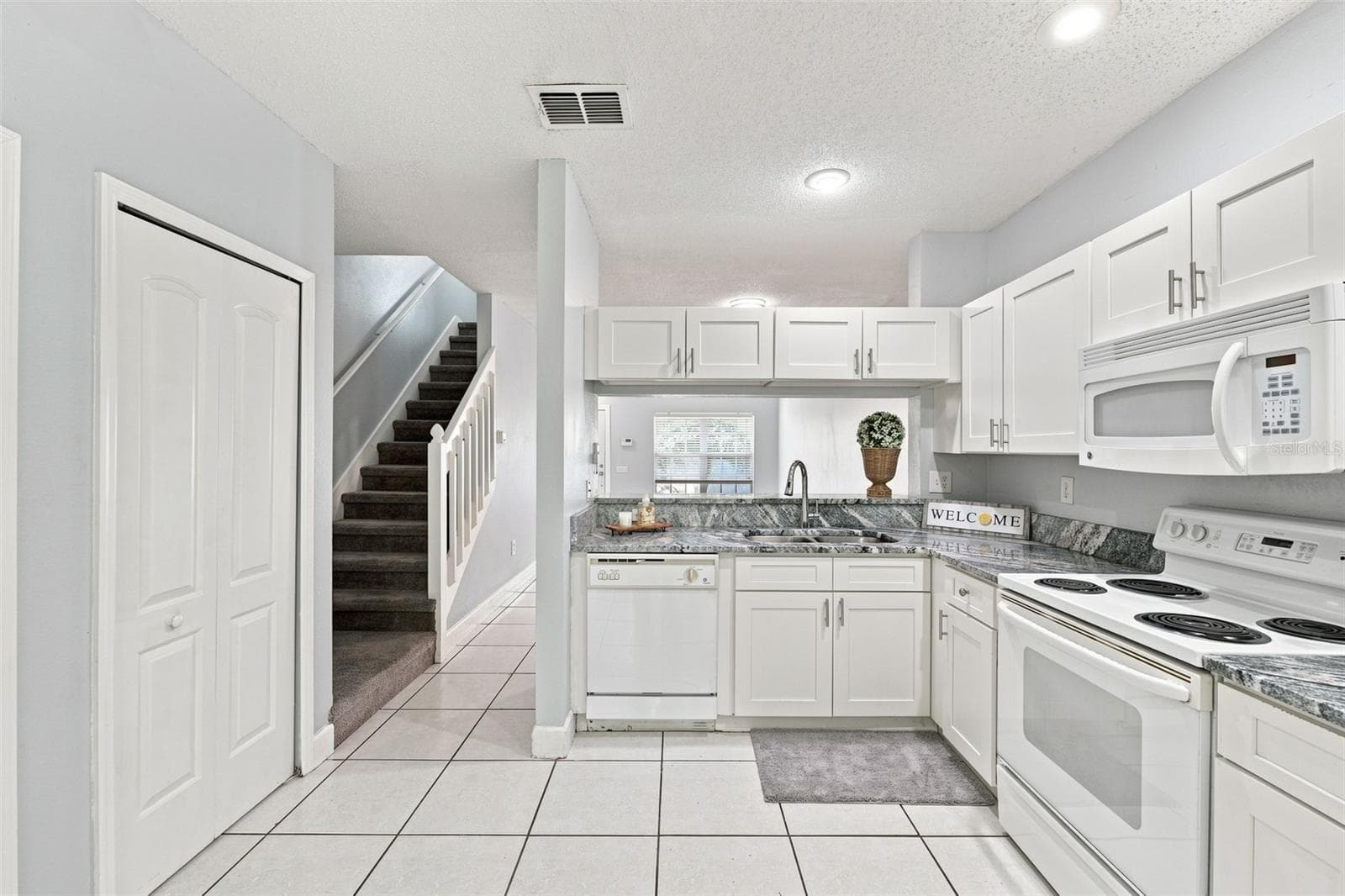 Townhouse at 29924 PLAYA DEL REY LN, WESLEY CHAPEL, photo 4 of 26
