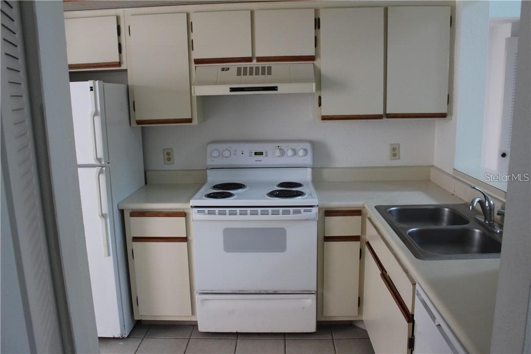 Condominium at 2906 S SEMORAN BLVD #2, ORLANDO, photo 3 of 16