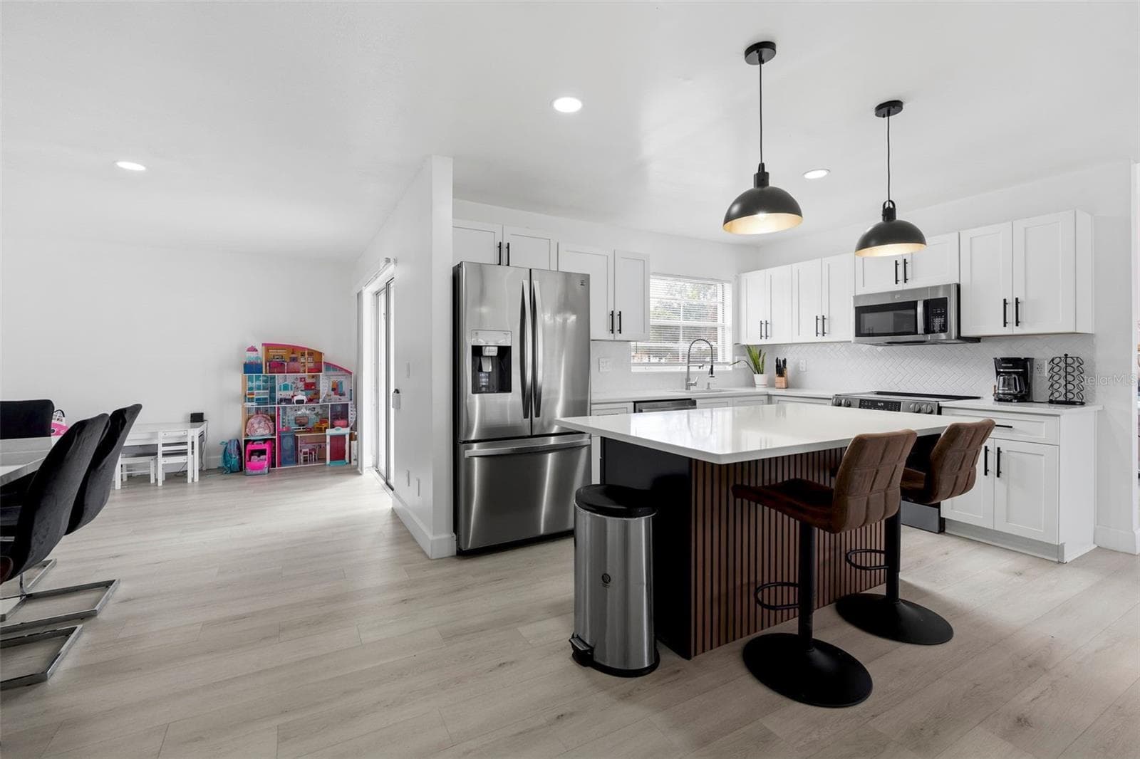 Single Family Residence at 10500 RAMBLEWOOD RD, ORLANDO, photo 6 of 40