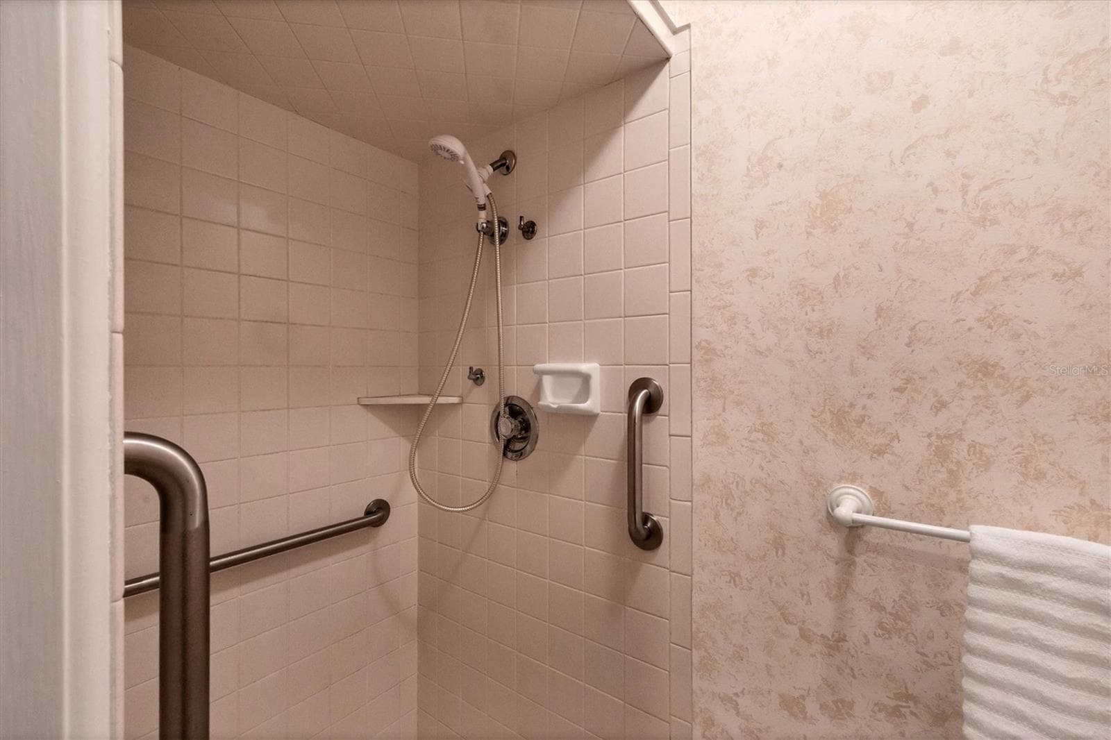 Single Family Residence at 5201 STEVENS DR, SARASOTA, photo 19 of 35