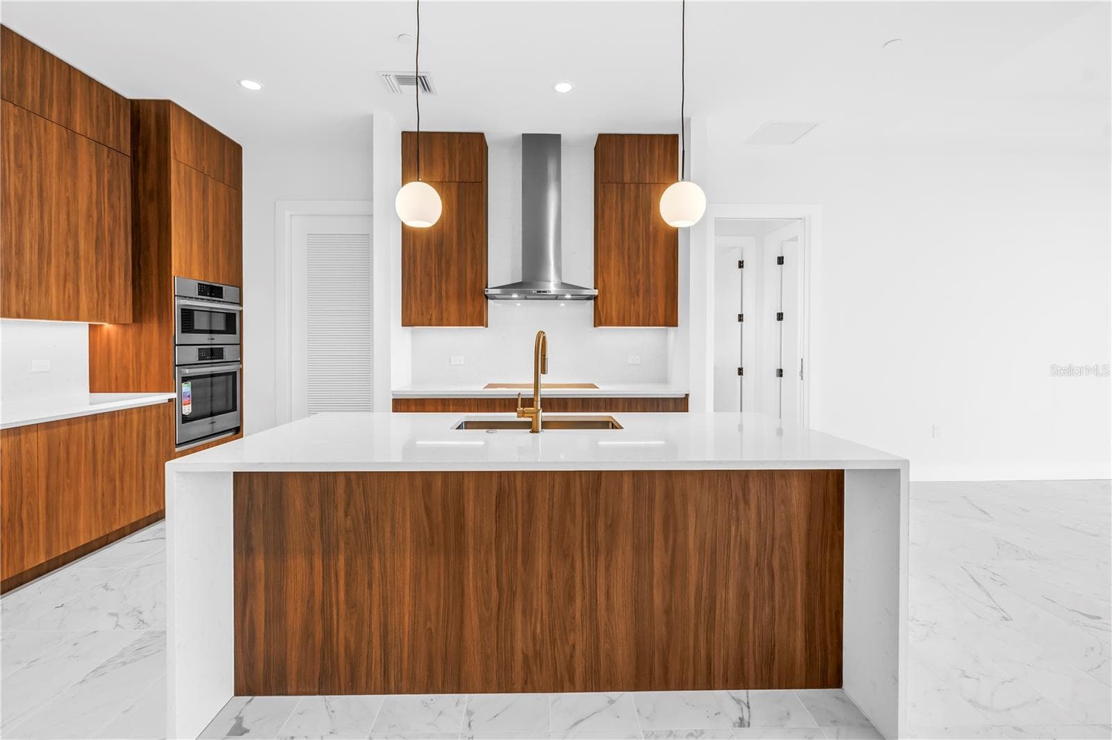 Quartz countertops with double waterfall edge - 777 3RD AVE N #1704, ST PETERSBURG