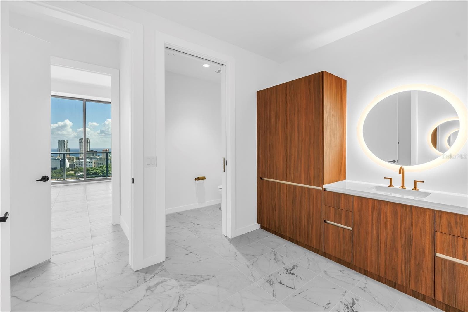 Primary ensuite with opposing vanities - 777 3RD AVE N #1704, ST PETERSBURG