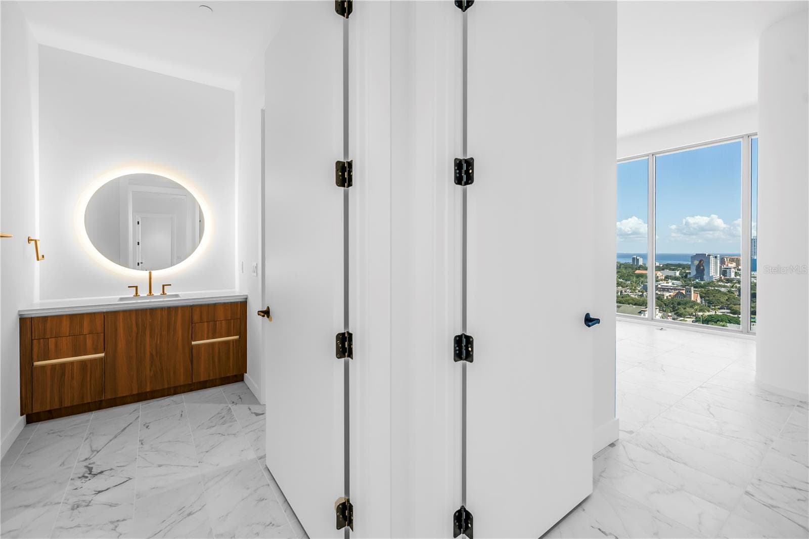 Well designed layout has a hall bath that feels like an ensure because of the pocket door - 777 3RD AVE N #1704, ST PETERSBURG