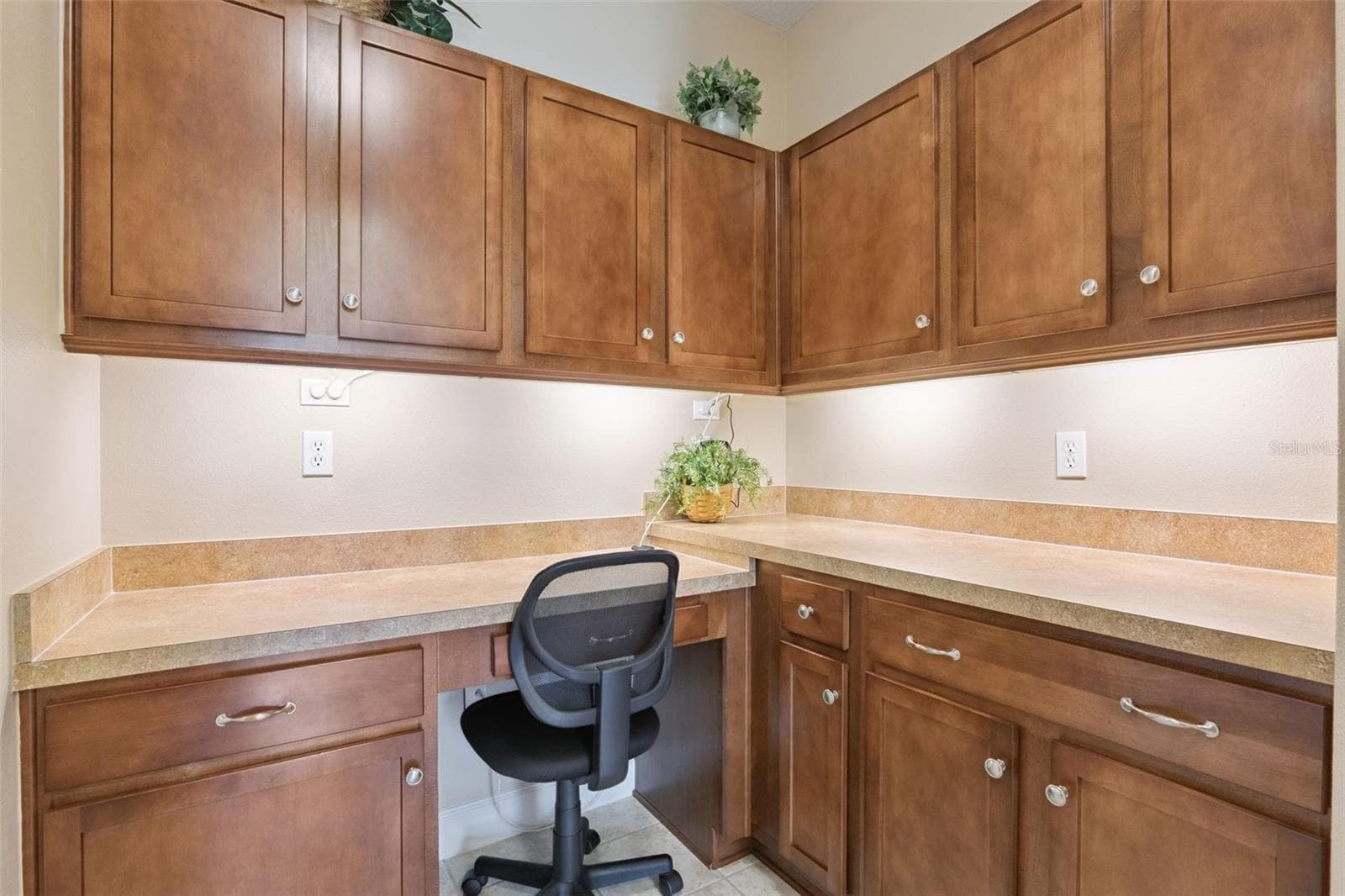 Built-in desk, drawers & storage cabinets - 1381 ABBOT WAY, DELAND