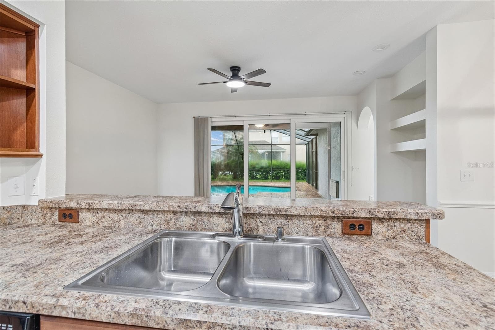 Kit/Family room - 5306 WATERLEAF CT, VALRICO