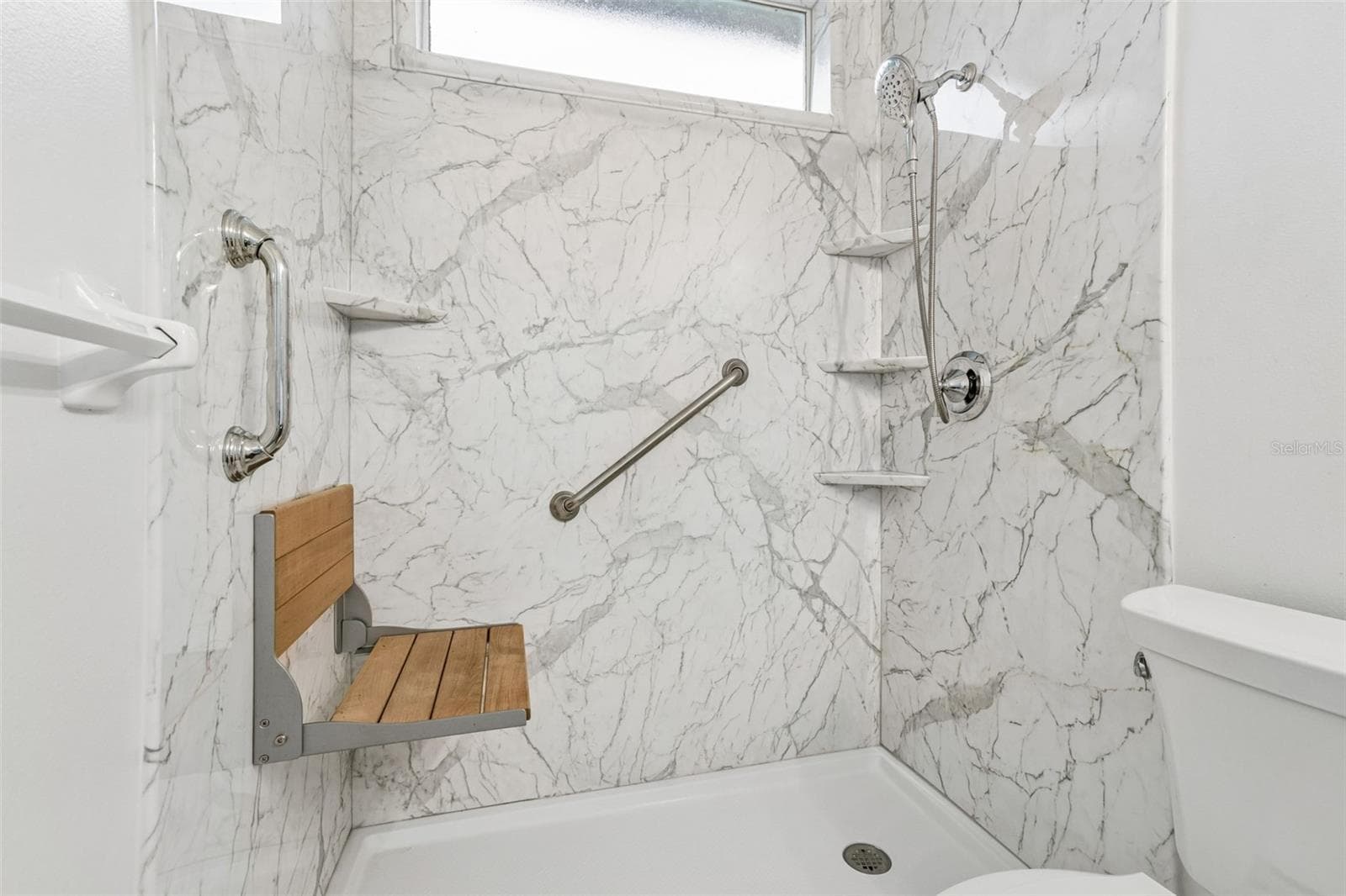 shower - 5306 WATERLEAF CT, VALRICO