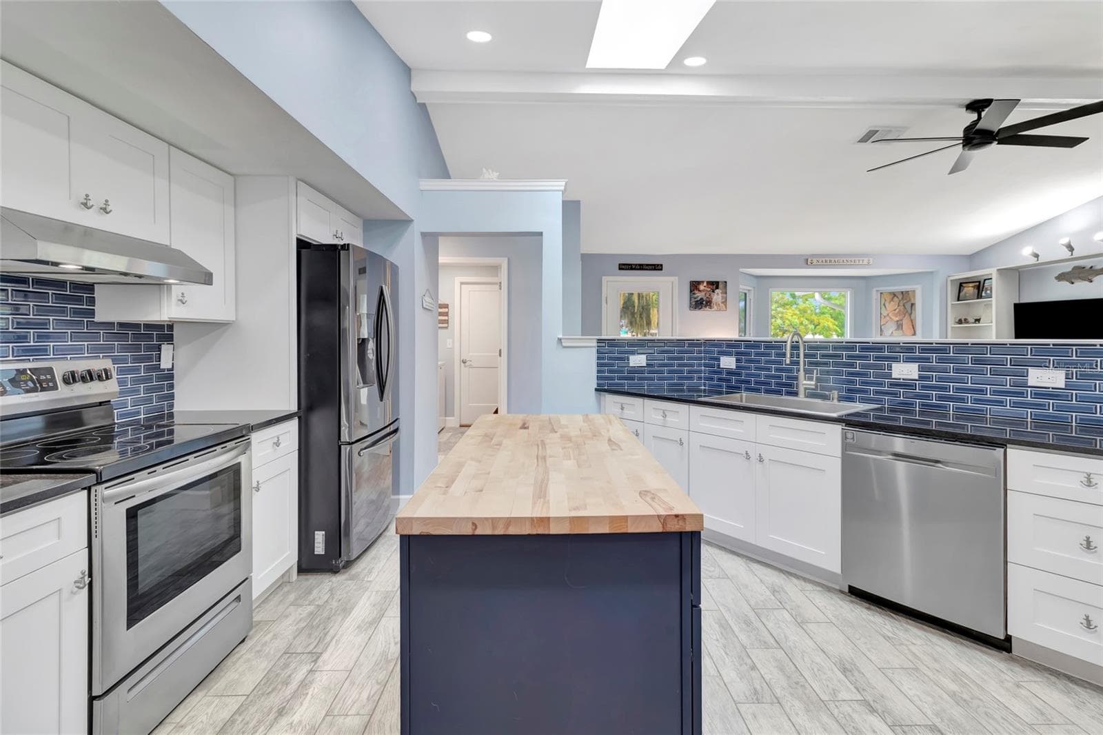 Kitchen Island and Back Splash - 5325 ABAGAIL DR, SPRING HILL
