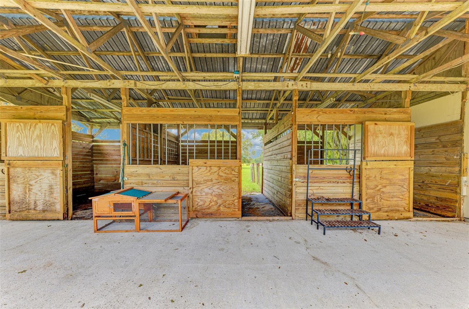 3 stall stable with easy access to back pastures - 4610 403RD ST E, MYAKKA CITY