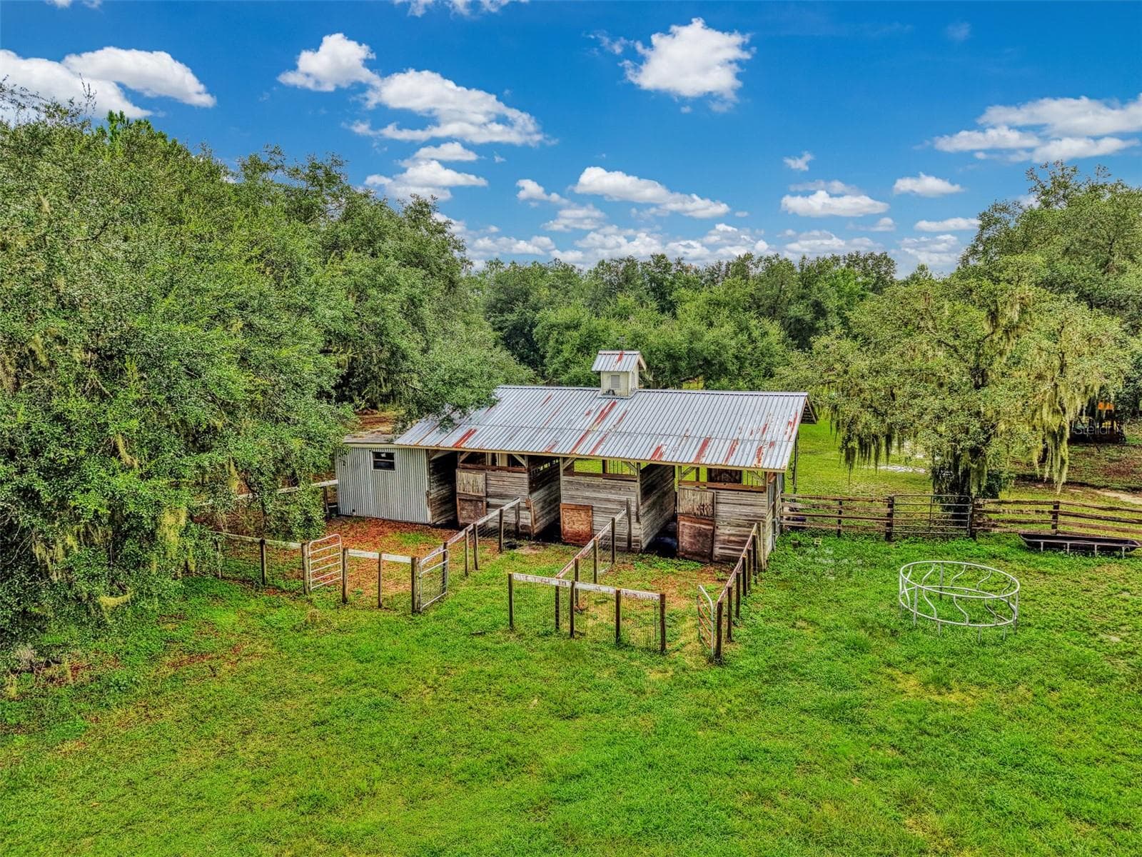 Back view of stable with access to 4 rear pastures - 4610 403RD ST E, MYAKKA CITY