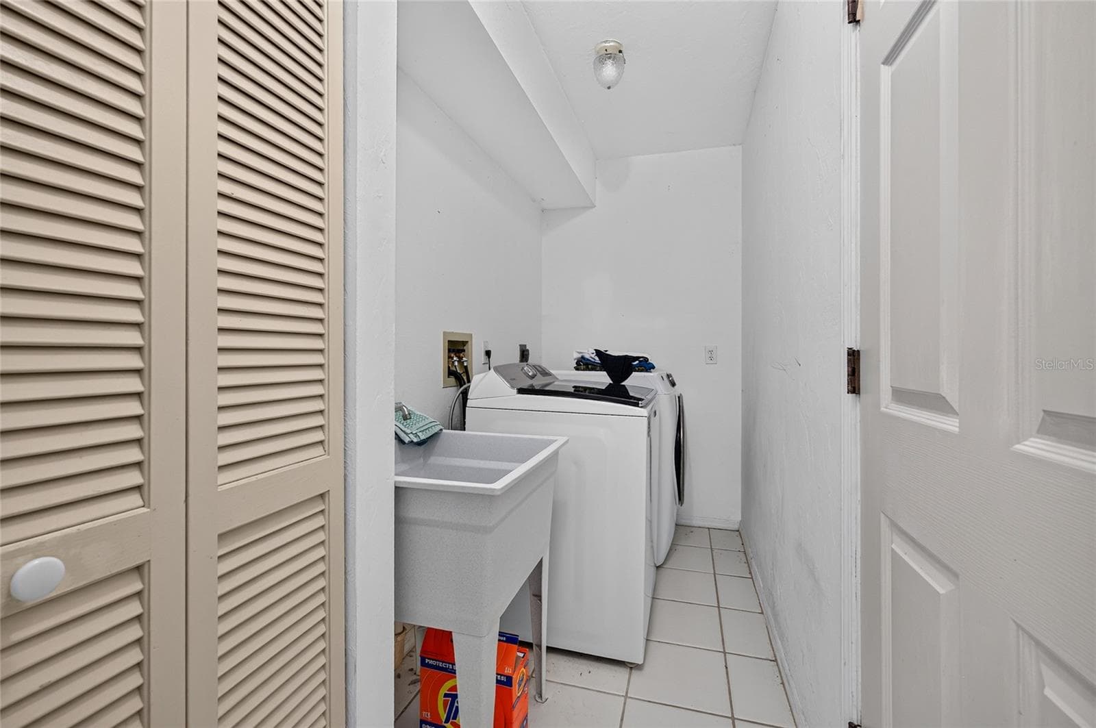 Single Family Residence at 105 JACARANDA BLVD, VENICE, photo 22 of 96