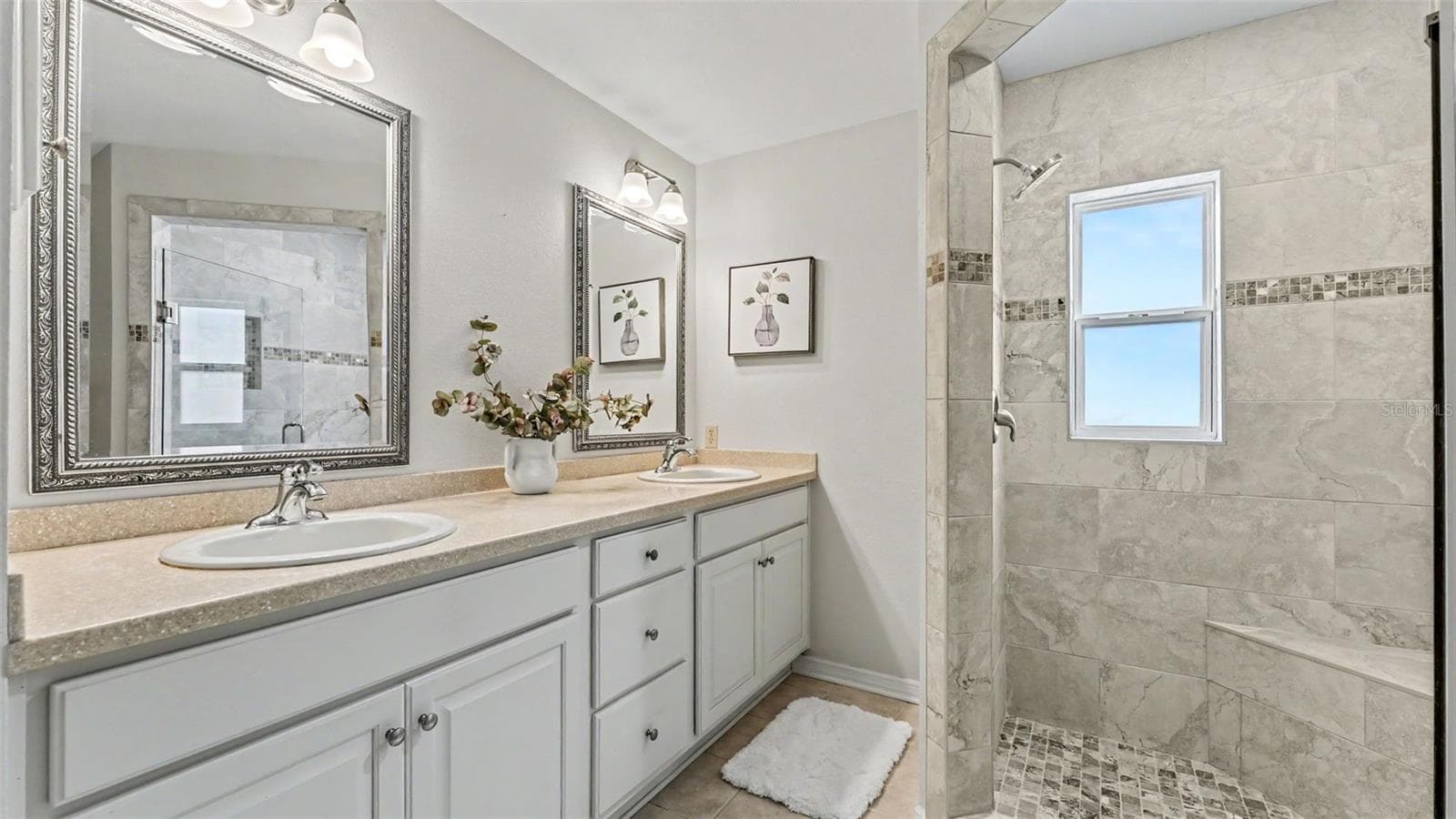 Primary suite - ensuite private bathroom with double vanities, walk-in shower, toilet room, and linen closet - 4765 HIGHLANDS PLACE CIR, LAKELAND