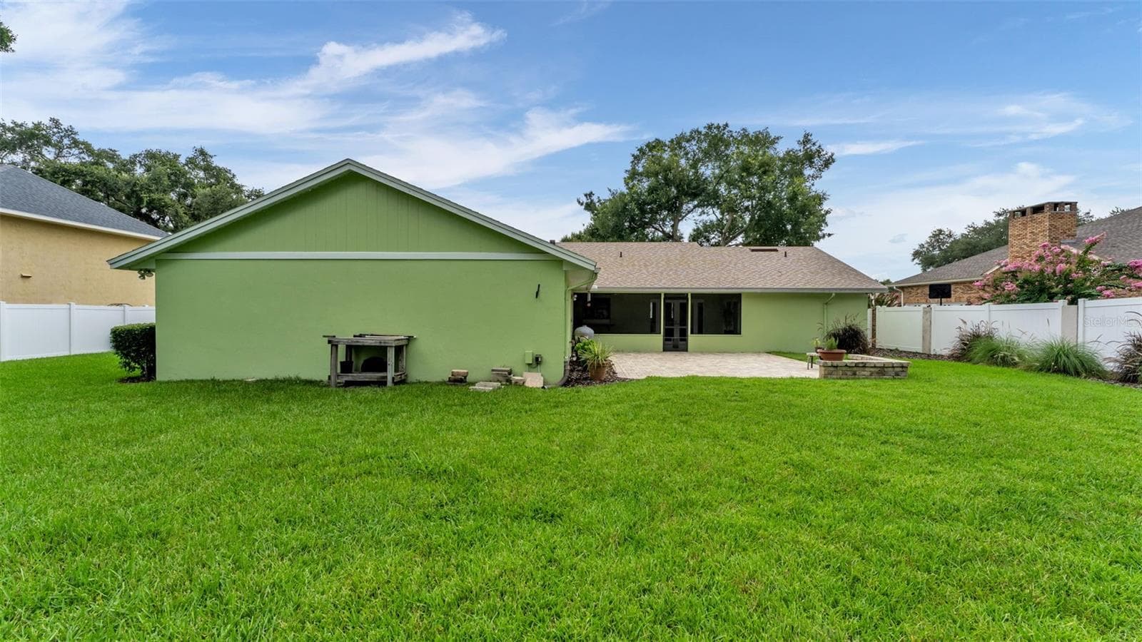 expansive fenced backyard - 4765 HIGHLANDS PLACE CIR, LAKELAND