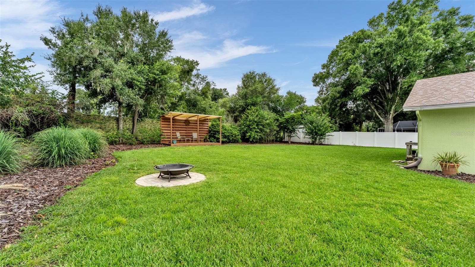 expansive fenced backyard with firepit - 4765 HIGHLANDS PLACE CIR, LAKELAND