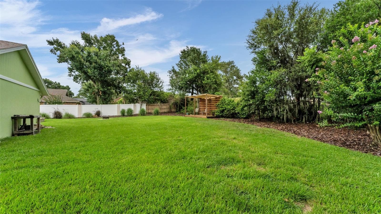 expansive fenced backyard - 4765 HIGHLANDS PLACE CIR, LAKELAND