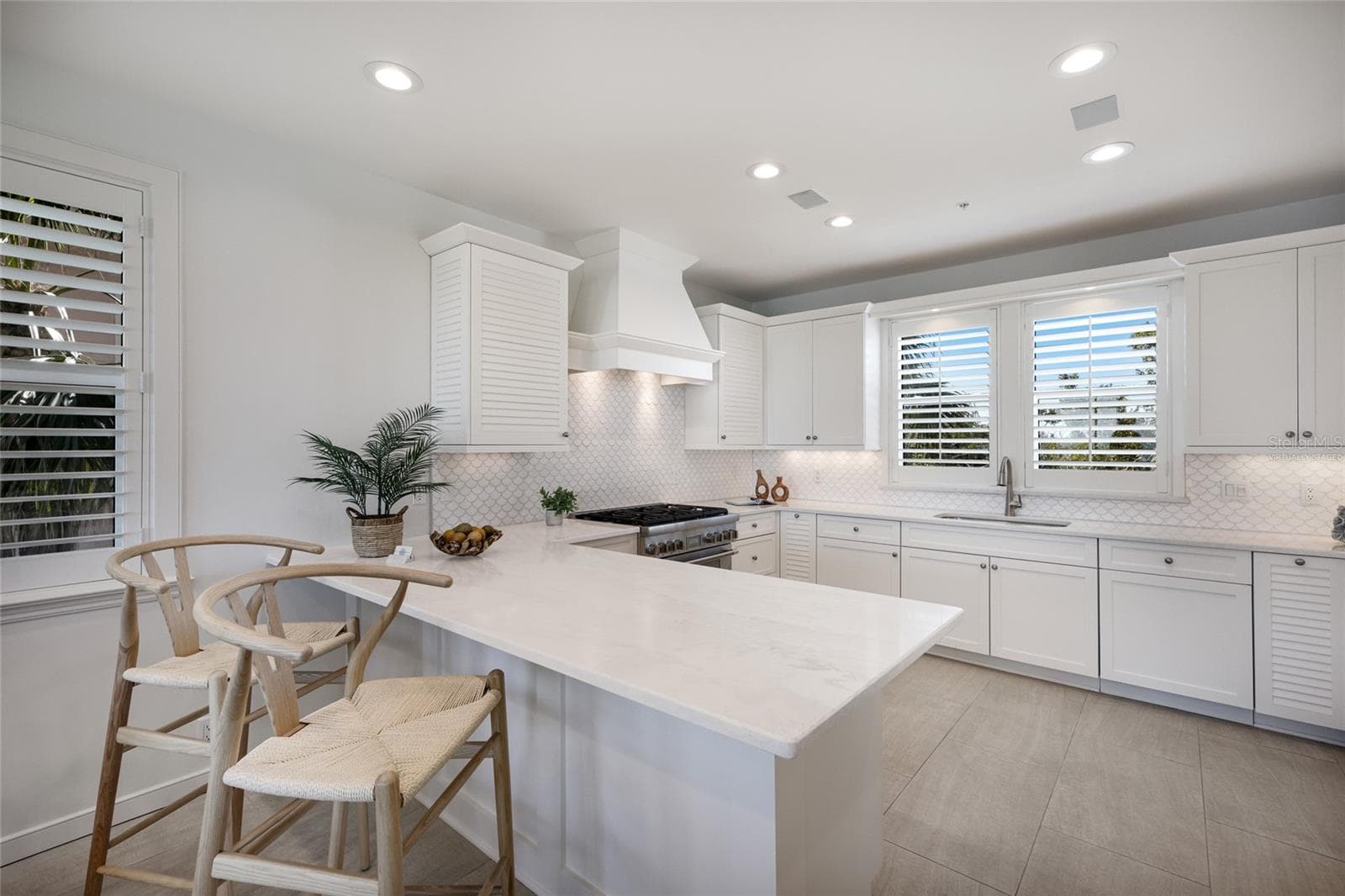 House is virtually staged - 585 BUTTONWOOD BAY DR, BOCA GRANDE