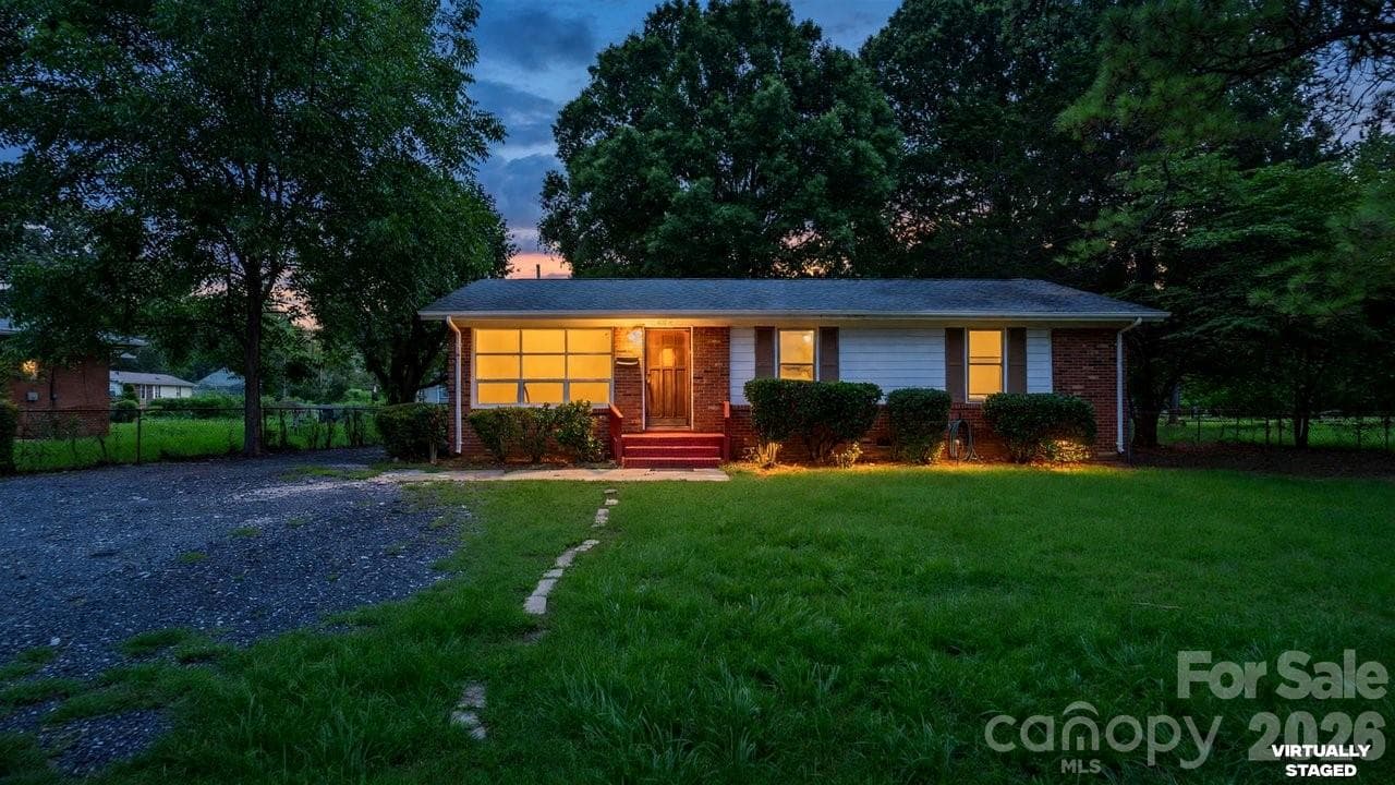 Single Family Residence at 634 Kentbrook Drive, Charlotte, photo 2 of 38