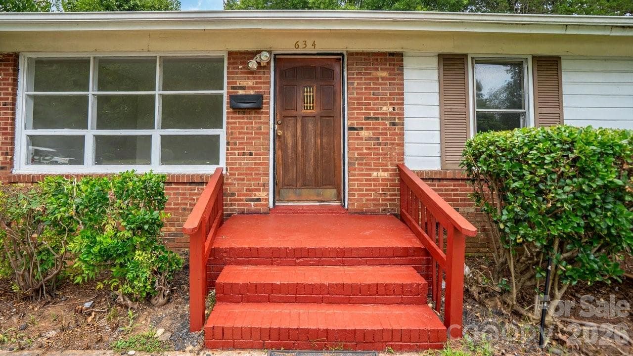 Single Family Residence at 634 Kentbrook Drive, Charlotte, photo 4 of 38