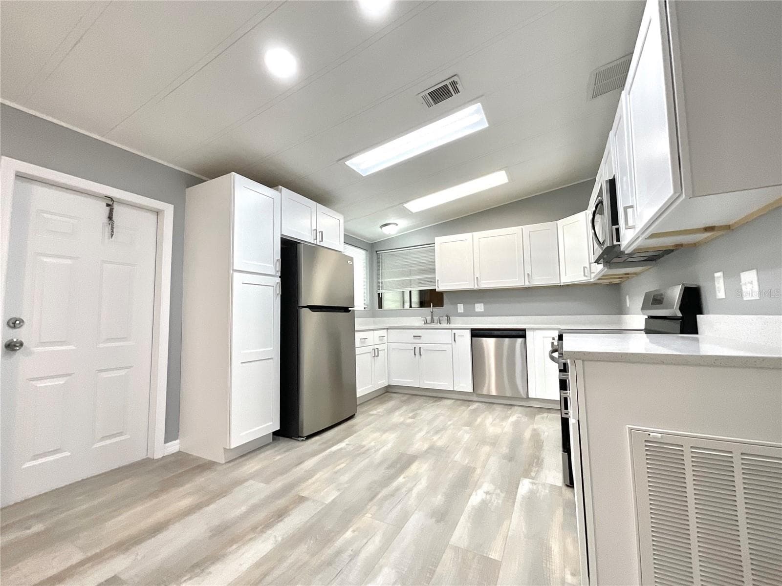 Manufactured Home at 2612 MCDANIEL DR, KISSIMMEE, photo 4 of 22