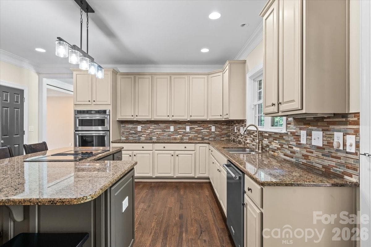 Kitchen facelift in 2023 with all new appliances (ecept cooktop) - 109 Pauls Lane, Mooresville