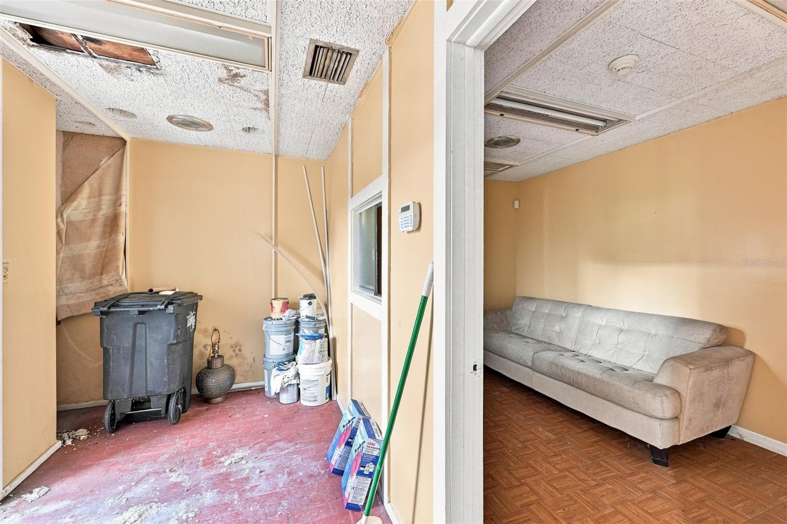 Private office with natural light in Tampa commercial building - 2508 W TAMPA BAY BLVD, TAMPA