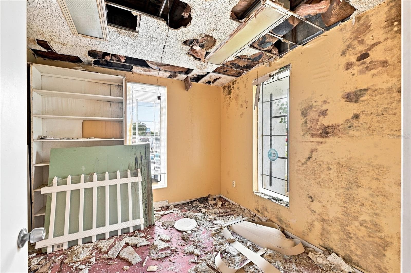 Private office with natural light in Tampa commercial building - 2508 W TAMPA BAY BLVD, TAMPA