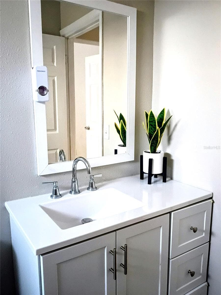 Bathroom Vanity - 2010 PINE AVE, HAINES CITY