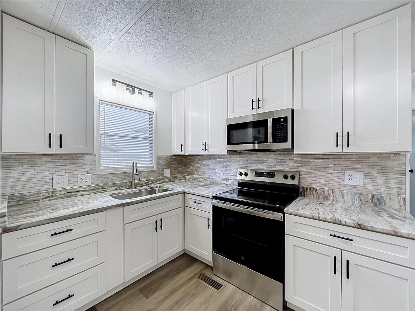 Large deep kitchen sink - 6965 FORT KING RD, ZEPHYRHILLS