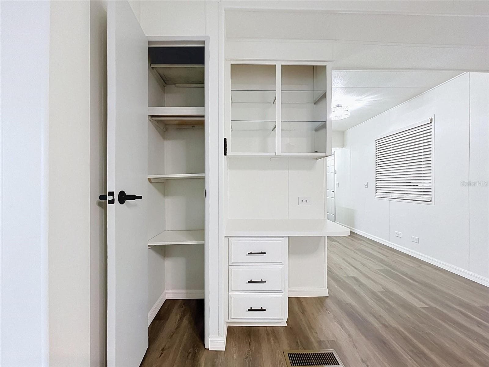 Pantry, Desk, Shelving - 6965 FORT KING RD, ZEPHYRHILLS