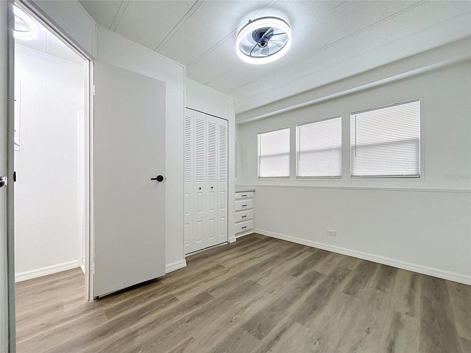 Bedroom 2 with drawer vanity and on-suite - 6965 FORT KING RD, ZEPHYRHILLS