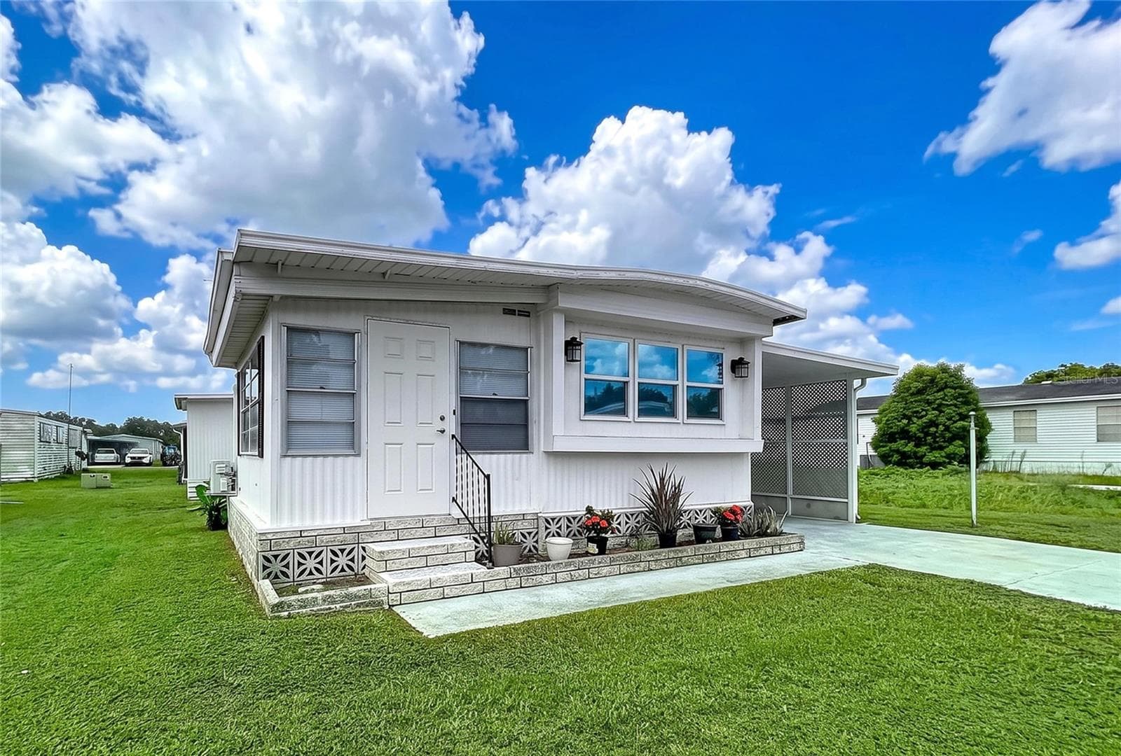 Easy maintenance small yard for your convenience.  Lawn care only $20 per cut with current lawn care company. - 6965 FORT KING RD, ZEPHYRHILLS