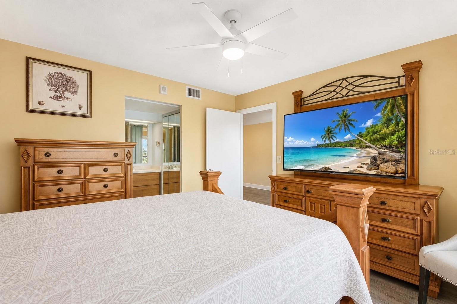 Primary bedroom, with en-suite and balcony. - 51 ISLAND WAY #311, CLEARWATER BEACH