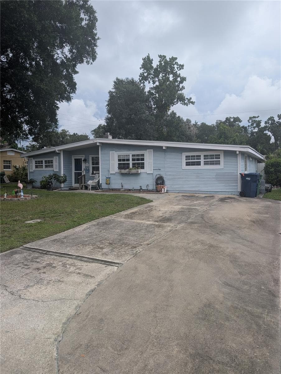 1529 W RIVER LN