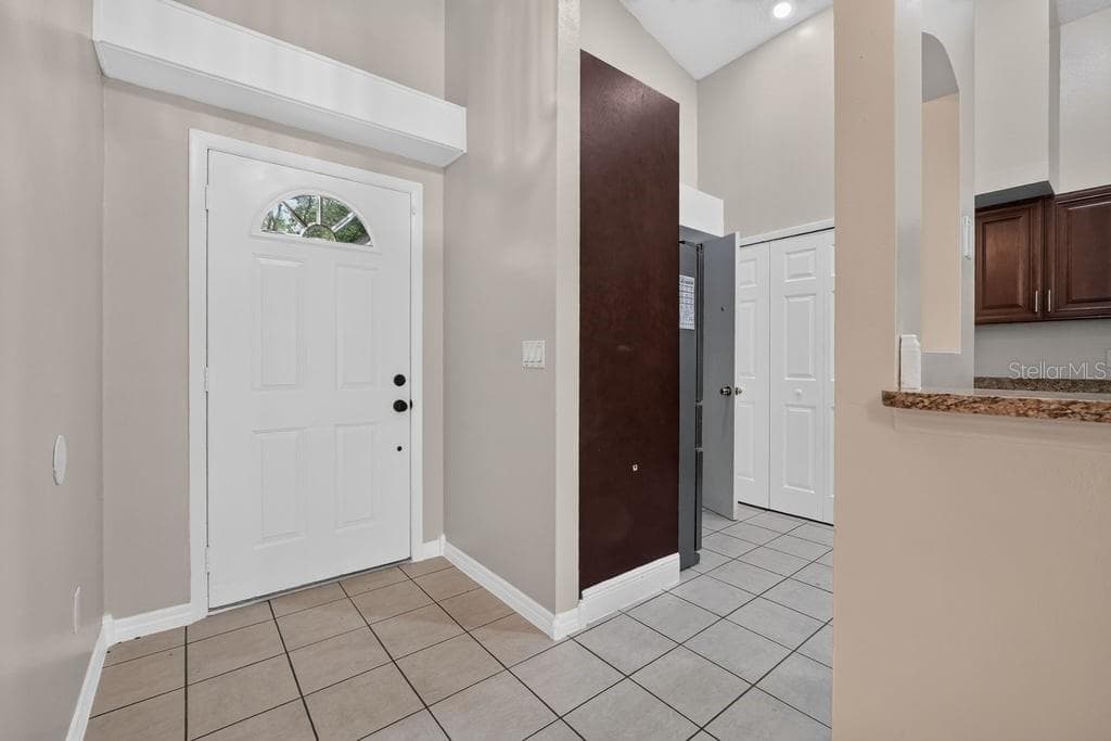 Welcoming foyer with soaring ceilings and an open layout - 97 ABBEY HOLLOW DR, APOPKA