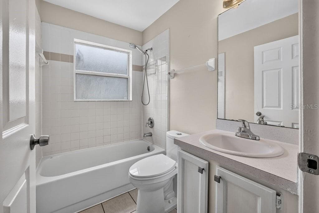 Guest bathroom - 97 ABBEY HOLLOW DR, APOPKA