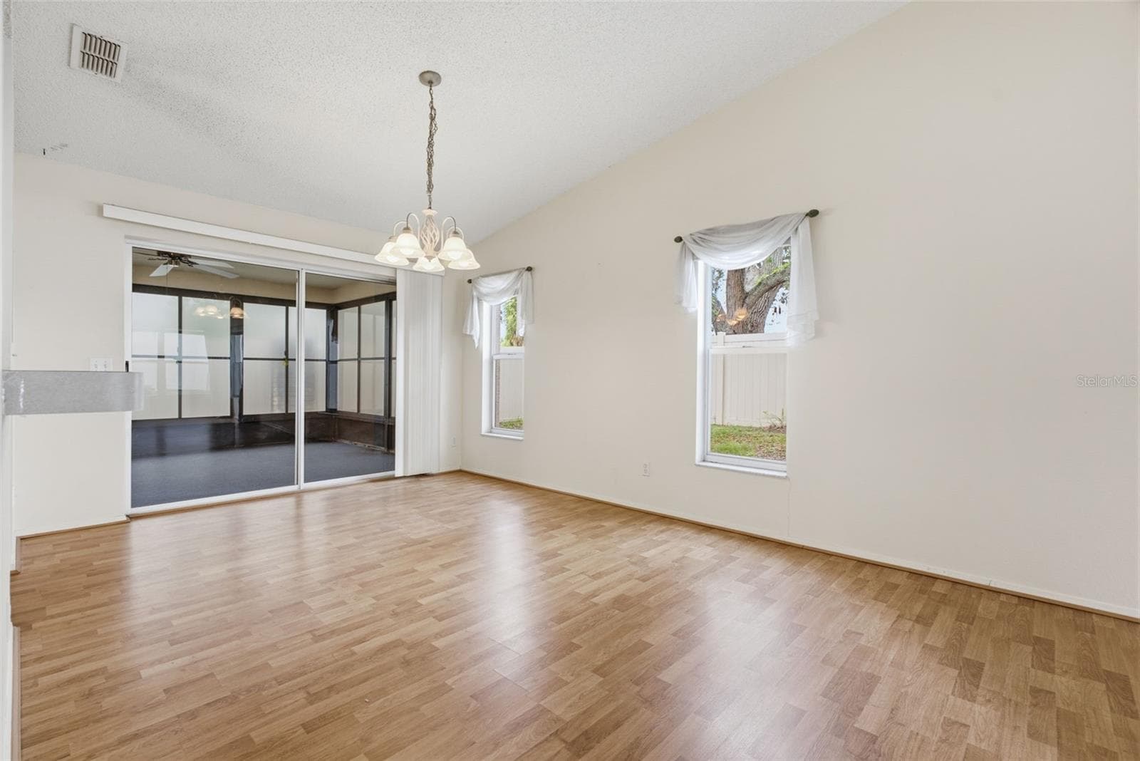 Dining area with access to the enclosed Florida room - 3960 SAILMAKER LN, HOLIDAY