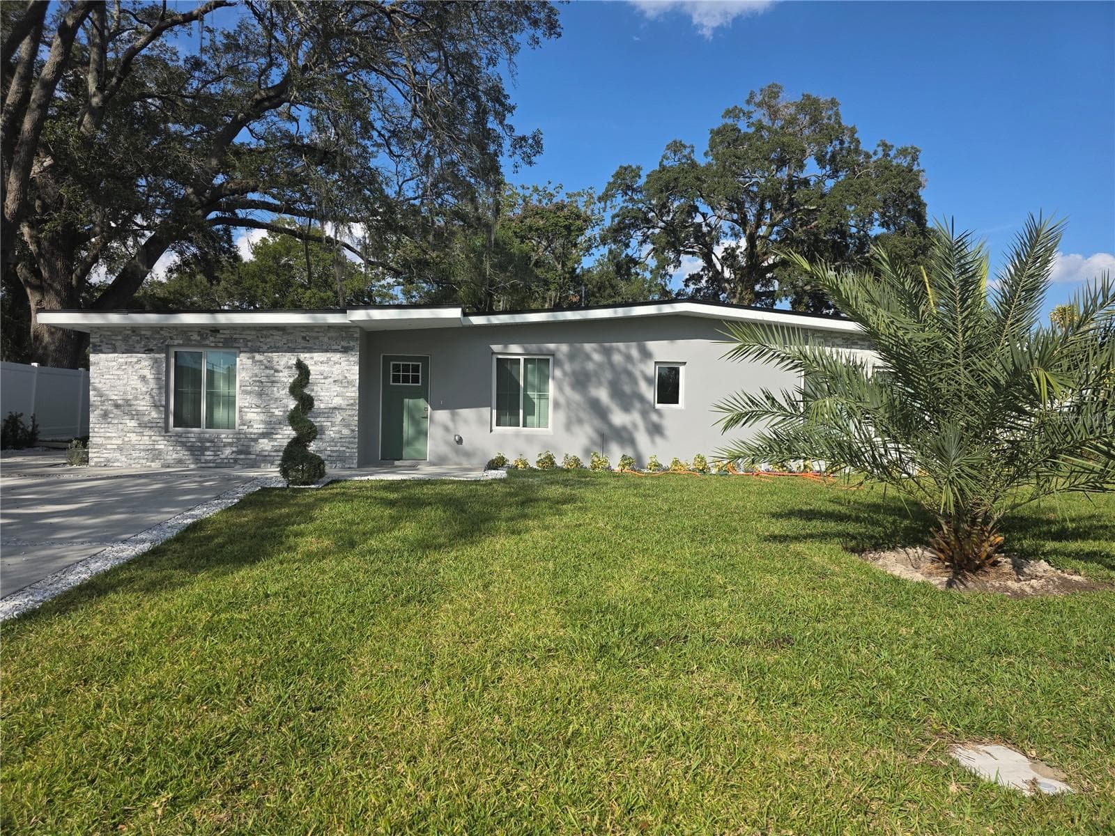 1911 W AMELIA ST