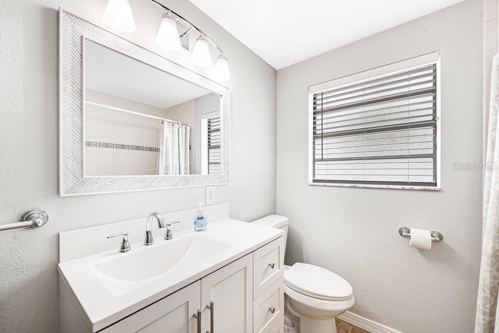 Full Bathroom - 1924 W NORTH ST, TAMPA