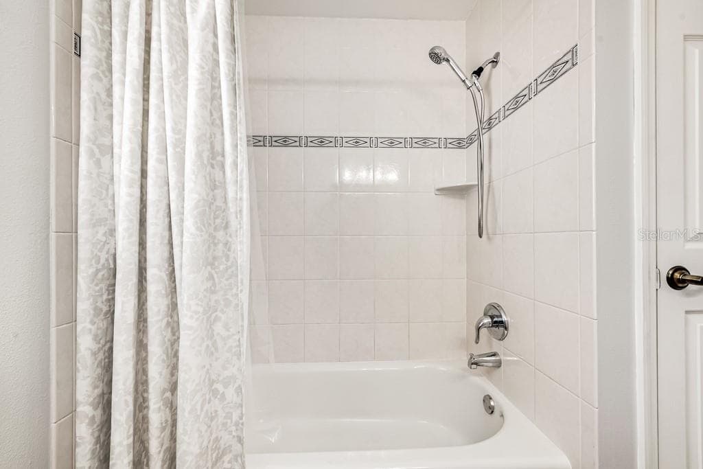 Full Bathroom - 1924 W NORTH ST, TAMPA