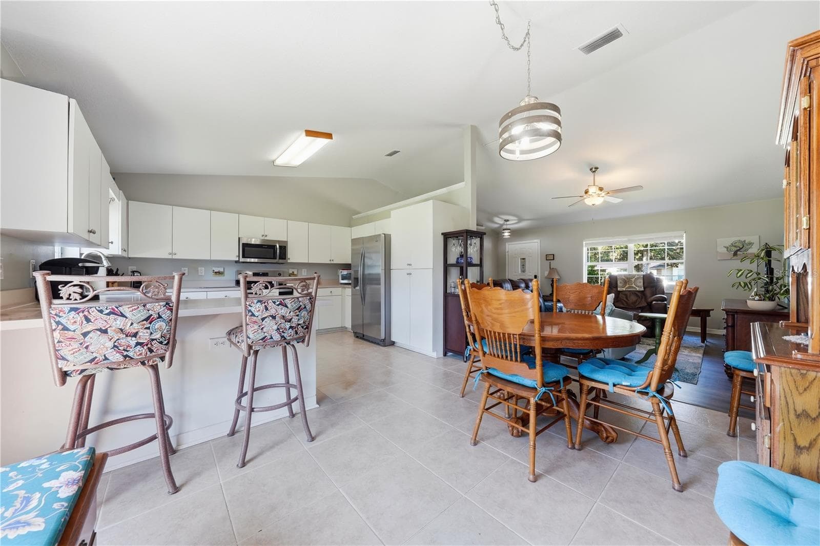 Bar seating in the kitchen - 3835 NE 13TH AVE, OCALA