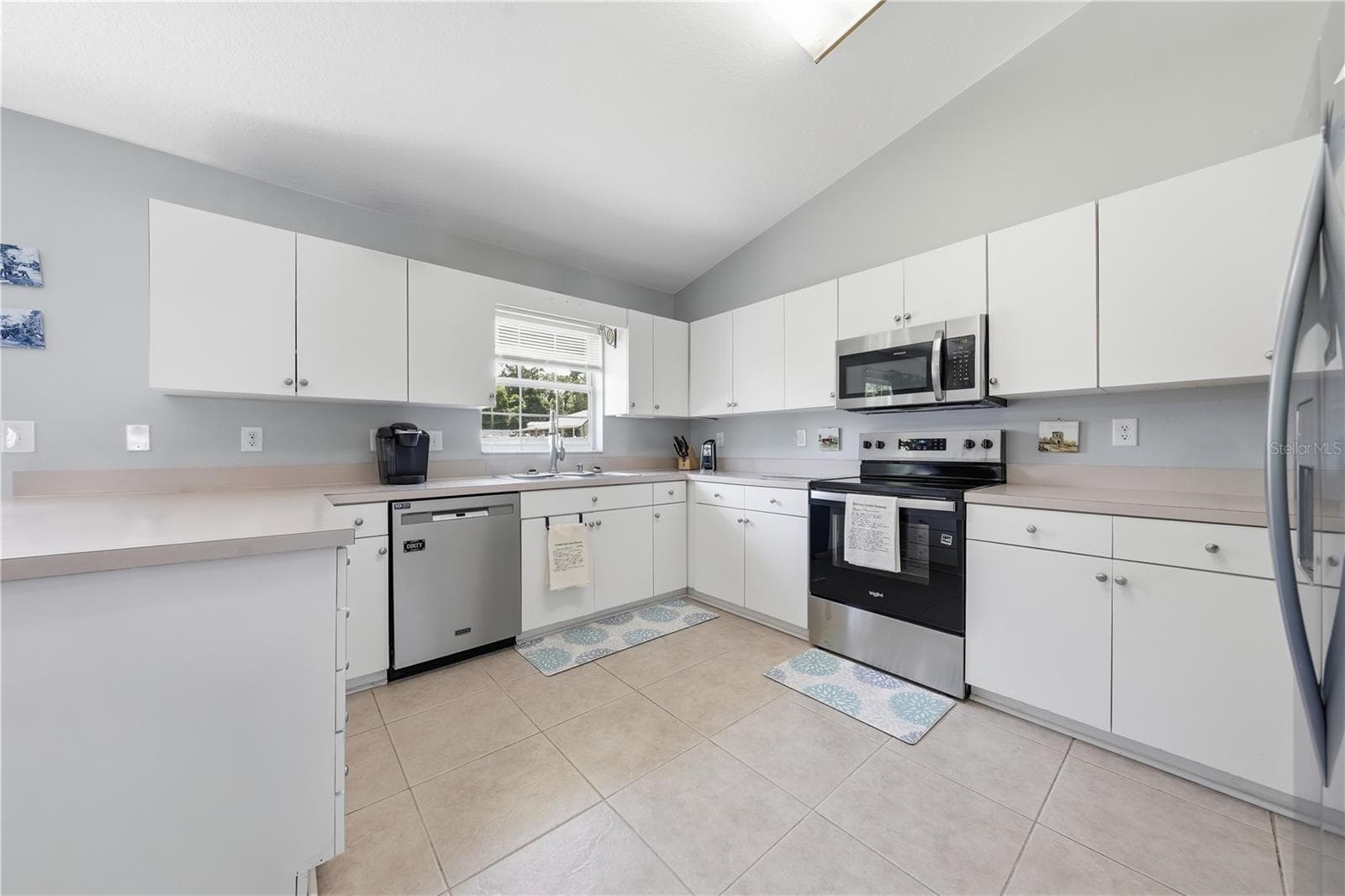 Look at all those cabinets and countertops - 3835 NE 13TH AVE, OCALA