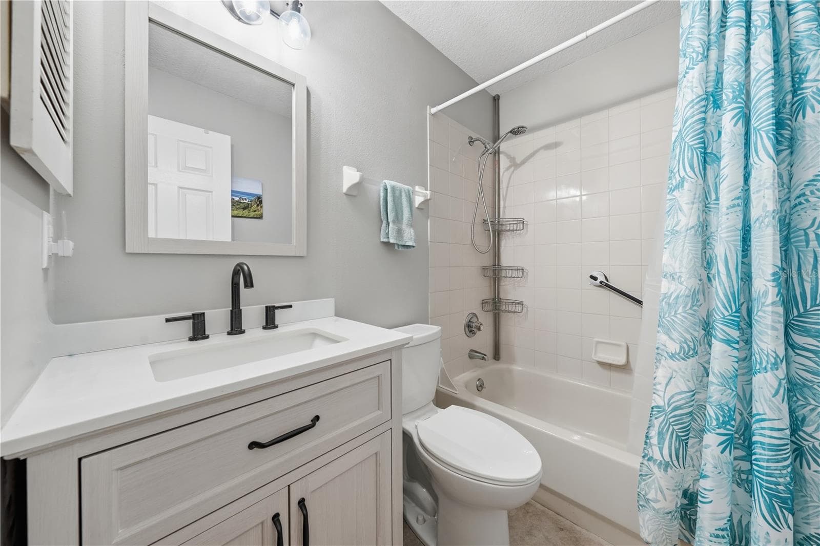 Updated guest bathroom - 3835 NE 13TH AVE, OCALA