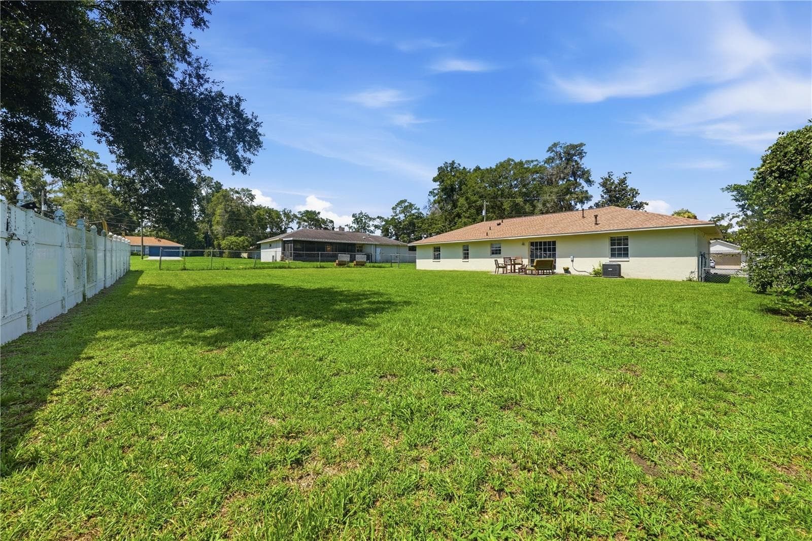 Room to entertain the whole neighborhood - 3835 NE 13TH AVE, OCALA