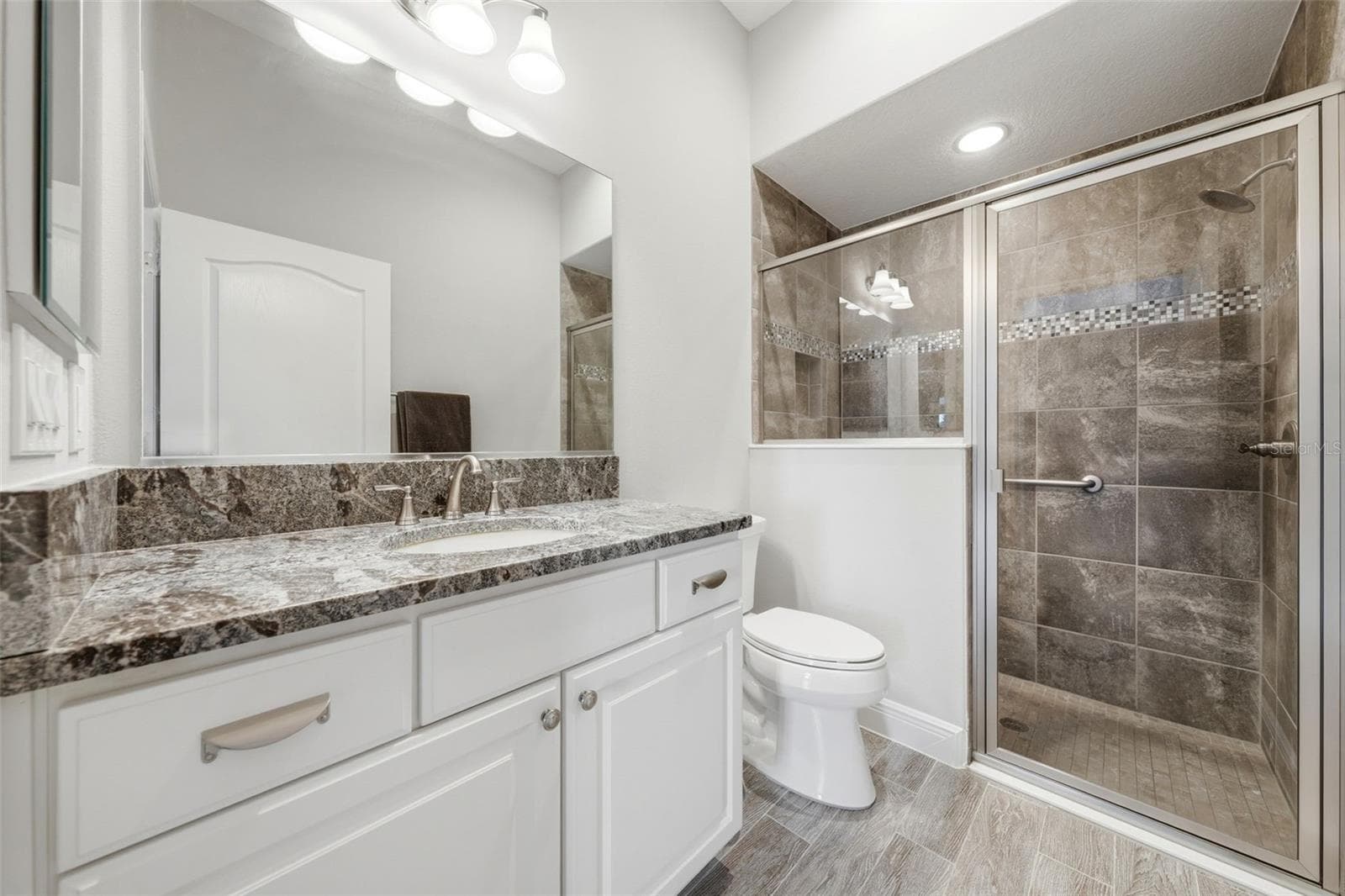 virtual staged  bath 2 - 1166 BLOUNT AVE, THE VILLAGES