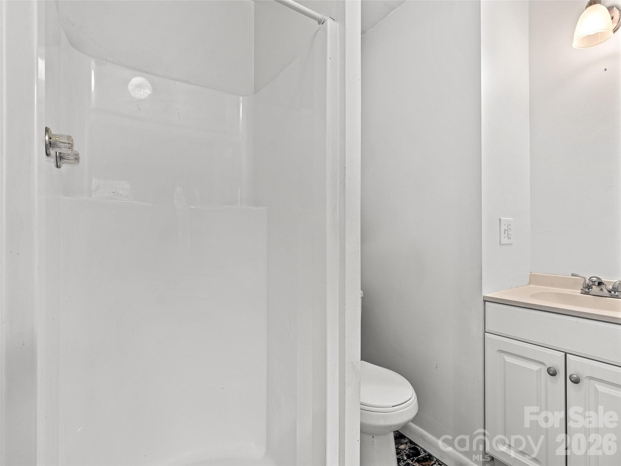 Writer's Cottage Full Bath - 111-113 Stewart Street, Hendersonville