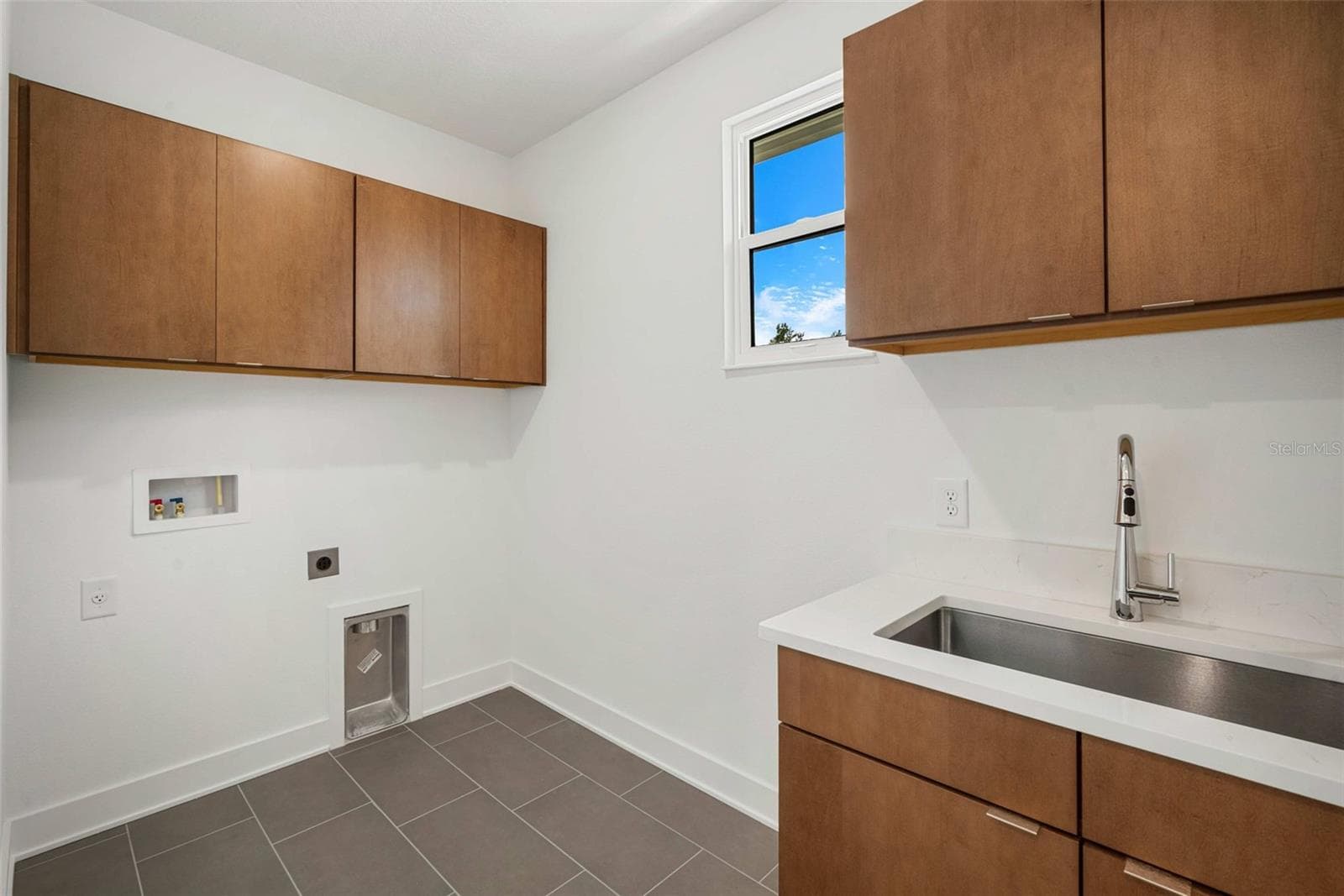 Laundry room with utility sink and delux cabinetry - 3108 W BALLAST POINT BLVD, TAMPA