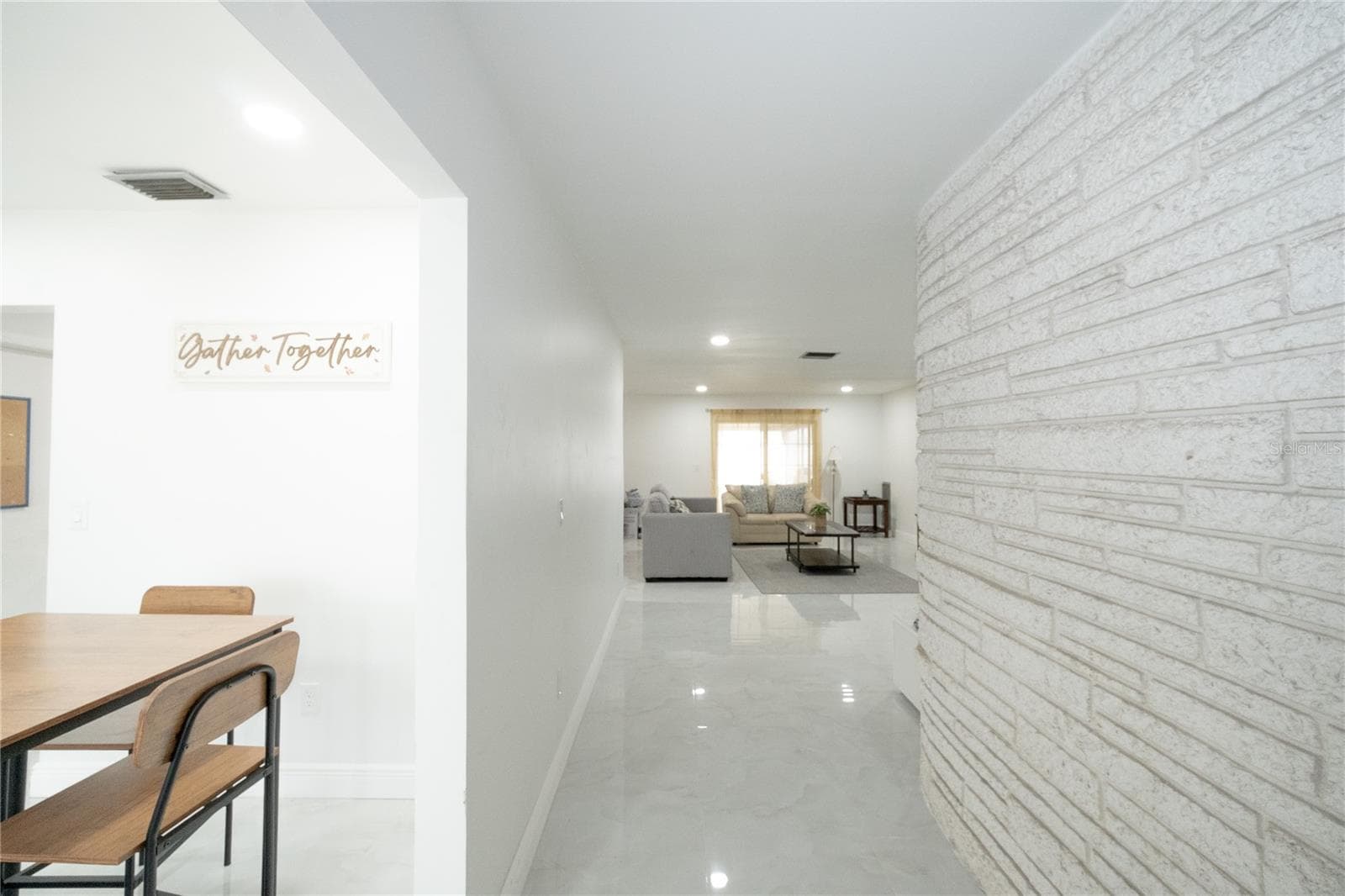 Entry/Accent Wall - 8413 MILLWOOD DR, TAMPA