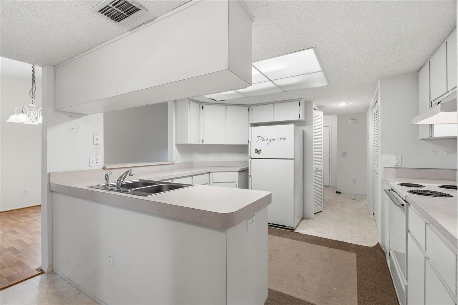 Kitchen area - 3960 SAILMAKER LN, HOLIDAY