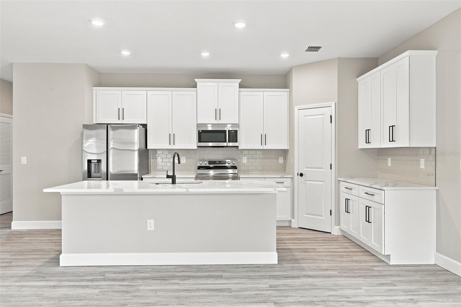 Sophisticated kitchen any family chef would love. - 8211 ELKENBERRY AVE, NORTH PORT