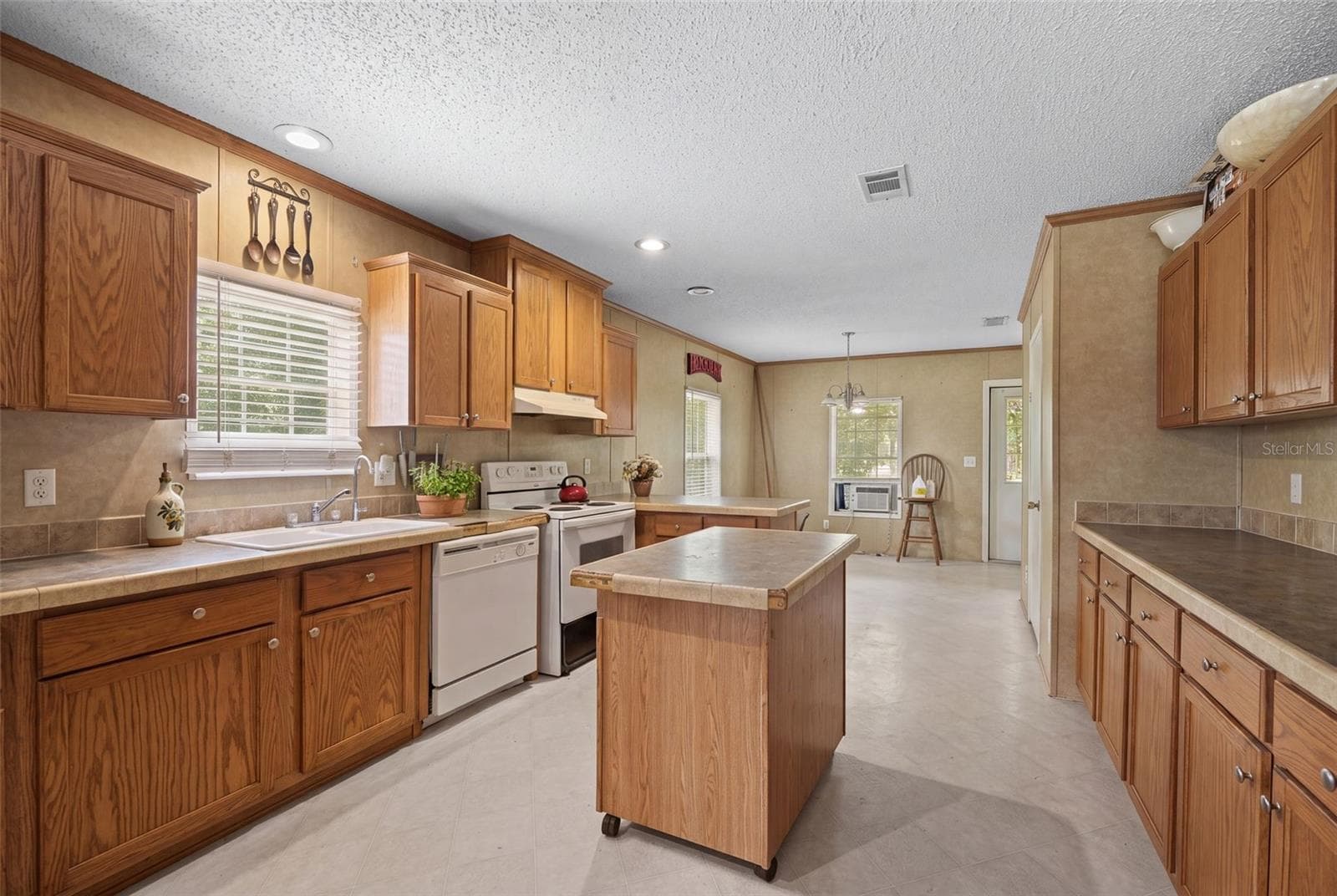 Manufactured Home at 9798 STATE ROAD 100 W, STARKE, photo 11 of 46